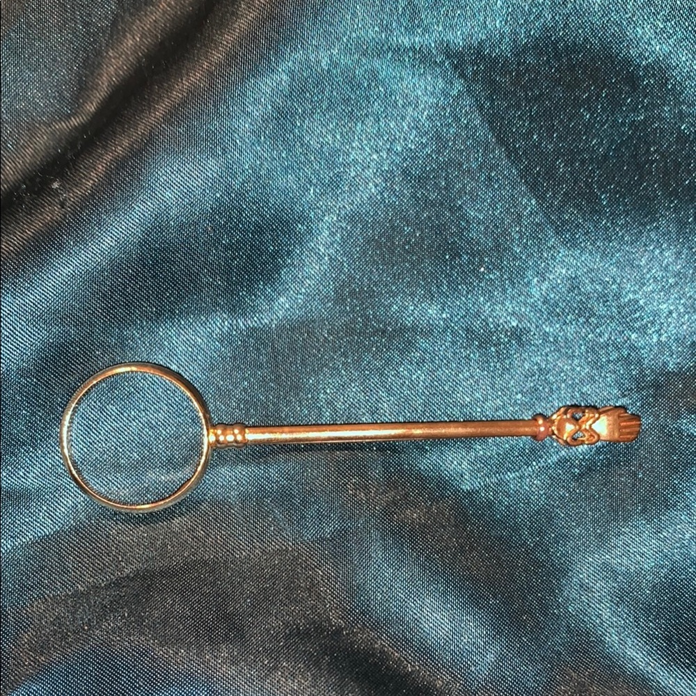 Elegant Gold Tone Cigarrette Holder Ring Accessory NWOT